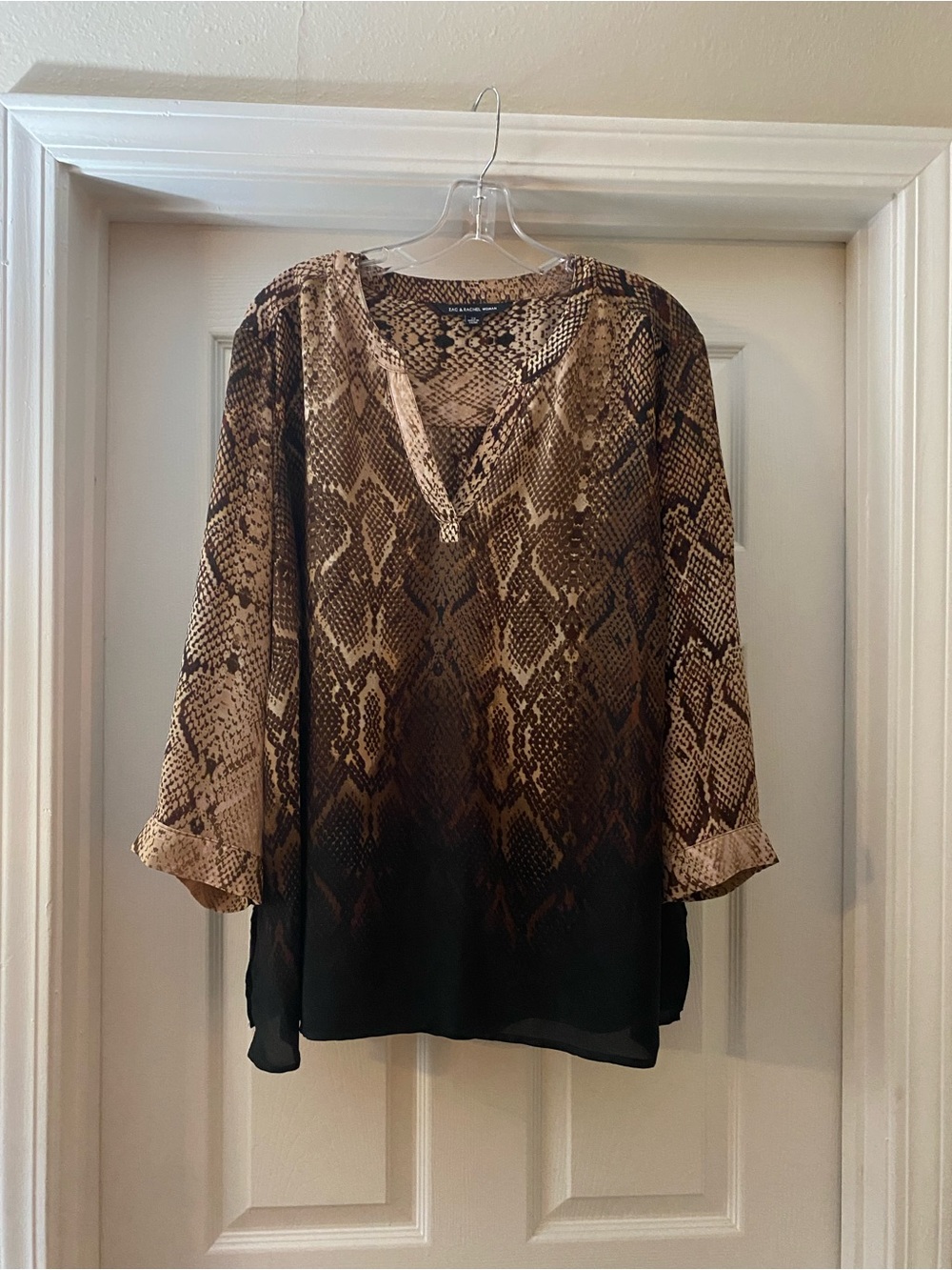 Zac & Rachel. Women’s Brown Snake Print V-Neck Blouse. Pullover. 2X. Plus